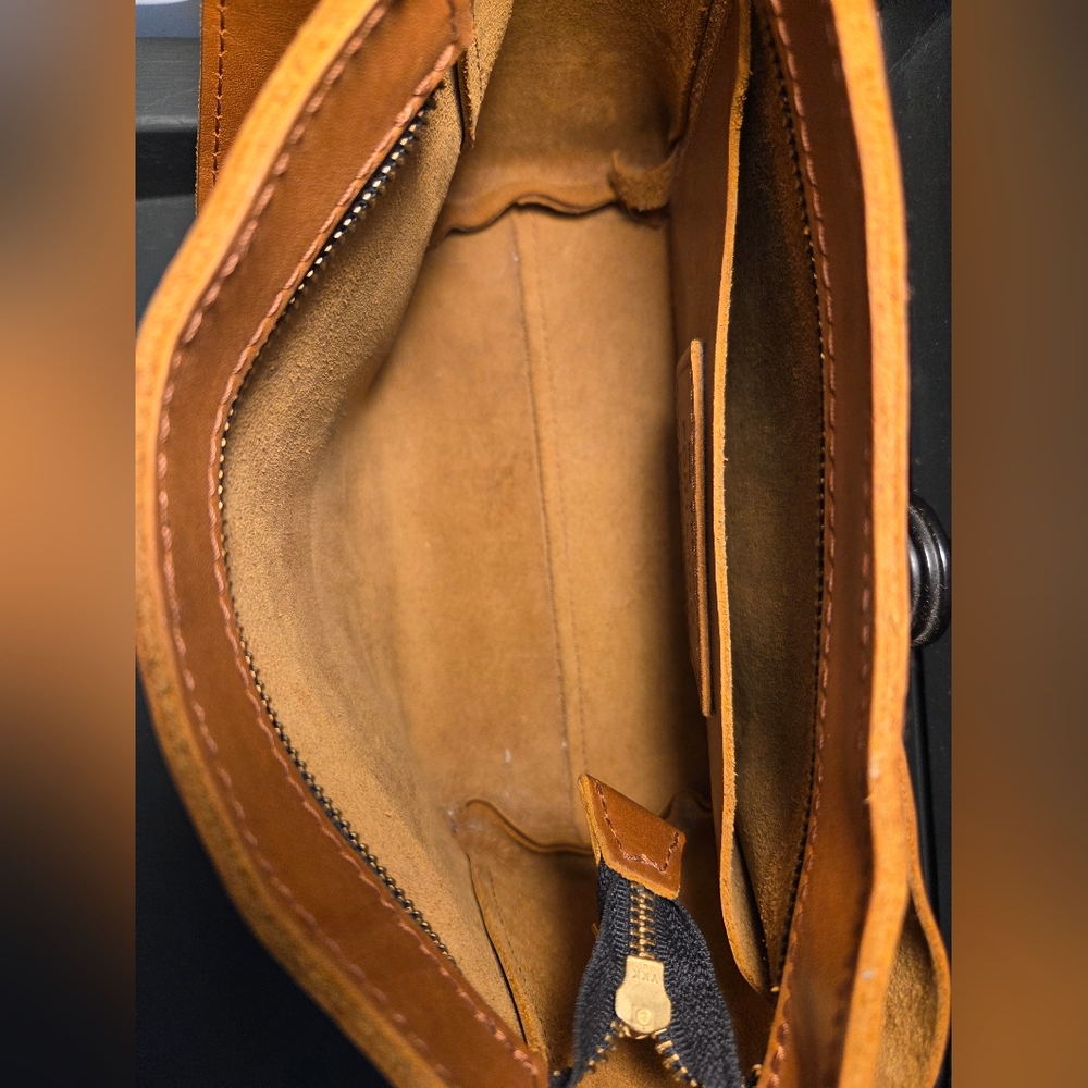 Portland Leather Tan Shoulder Bag - Picture 14 of 16